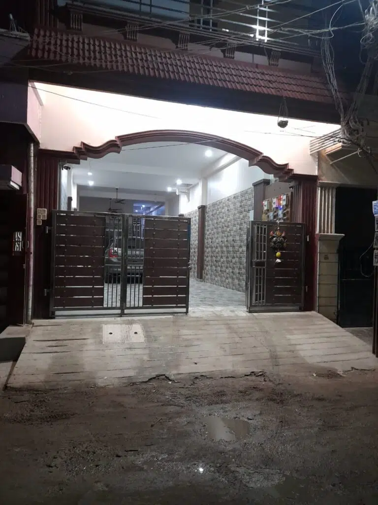 Entrance of Shunmuga Bhavanam guest house with covered car parking, Thiruchendur